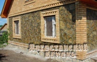 Облицовка фасада дагестанским камнем